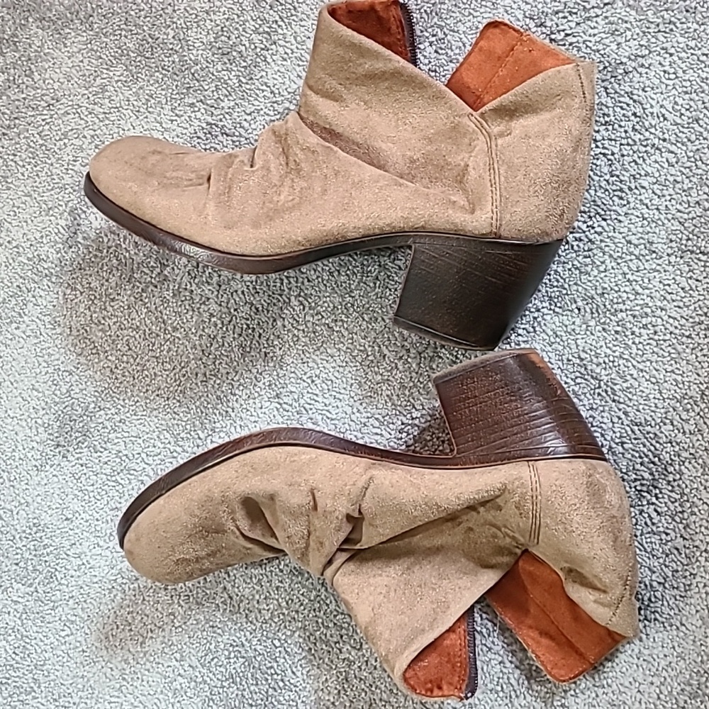 B O C size 10 tan slouchy ankle boot